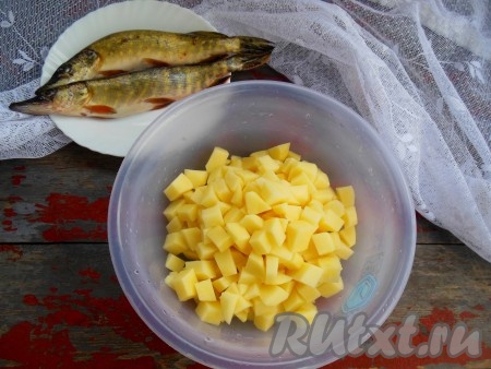 Картофель нарежьте на небольшие кубики.