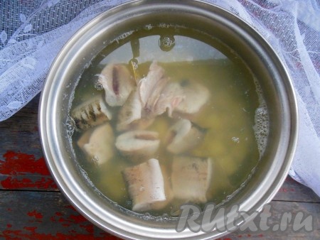 Когда картофель сварится до полуготовности, уберите лук из бульона, добавьте кусочки щуки и варите рыбный суп на небольшом огне минут 7.
