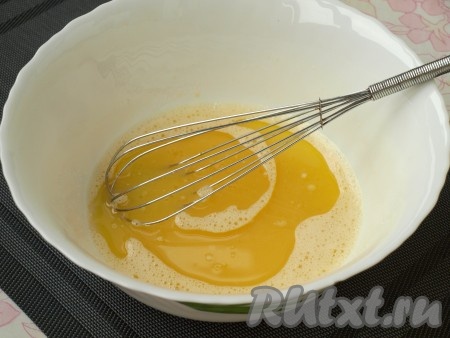Влить рафинированное масло и хорошо размешать.