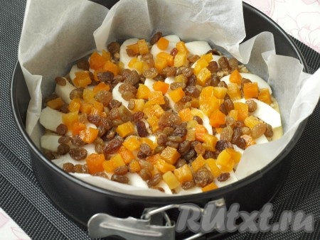 Далее следует слить коньяк с сухофруктов, если он не весь впитался. Выложить сухофрукты сверху яблок.
