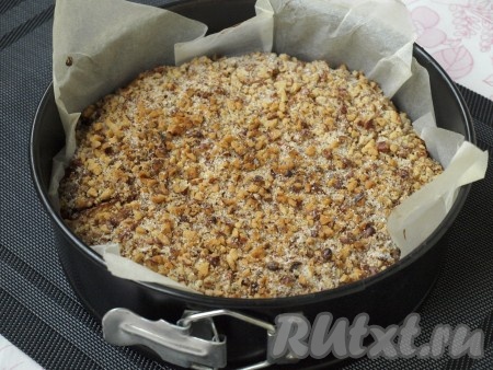 Духовку разогреть до 180 градусов и выпекать пирог около часа.
