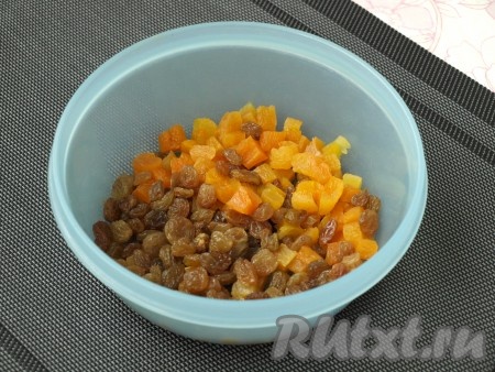 Курагу нарезать кубиками и вместе с изюмом залить на ночь коньяком.