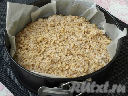 Вылить оставшееся тесто, разровнять и посыпать оставшейся ореховой массой.