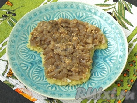 Следующим слоем я выложила нарезанные кусочками солёные баклажаны. Если у вас такой заготовки нет, можно заменить маринованным или солёным огурчиком.