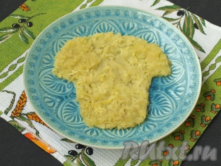 Очищенный картофель натереть на тёрке и выложить на тарелку в форме мордочки собаки. Предварительно можете себе сделать эскиз на бумаге, чтобы в процессе вам было легче работать.
