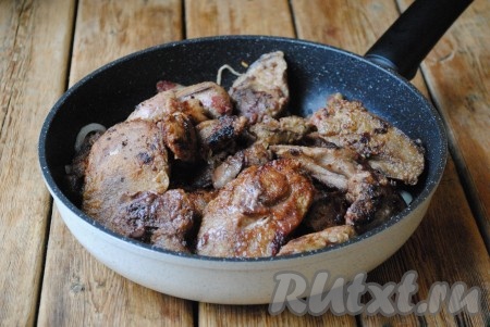 Затем к луку выложить печень, посолить и поперчить по вкусу. 
