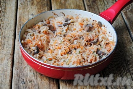 Перемешать, накрыть крышкой и тушить капусту с куриными сердечками на небольшом огне до готовности (25-30 минут), периодически помешивая. К готовому блюду добавить мелко нарезанную зелень и перемешать.