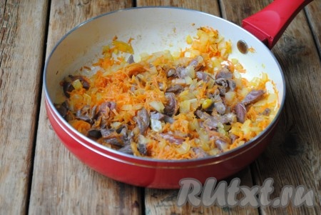 Затем сердечки с овощами посолить и поперчить по вкусу. 
