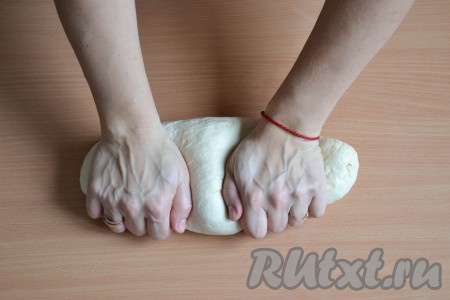 Продолжить вымешивать еще 3-4 минуты. Тесто станет нежным, послушным и приятным на ощупь.
