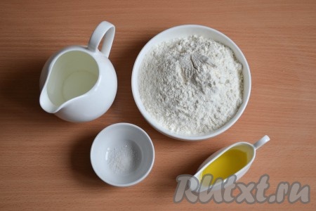 Подготовить необходимые ингредиенты для приготовления теста для пельменей на воде без яиц. 