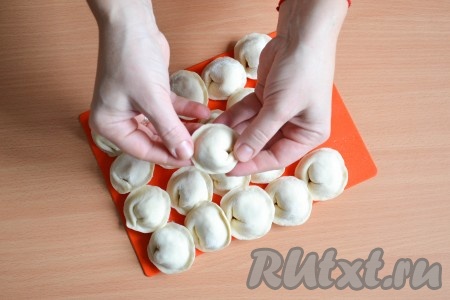 Теперь тесто, замешанное на воде без добавления яиц, готово к использованию. Его следует тонко раскатать, вырезать из него маленькие кружочки, в центр выложить мясную начинку и слепить края теста, формируя пельмени. Выкладывать пельмени в подсоленную закипевшую воду и варить 5 минут с момента закипания.