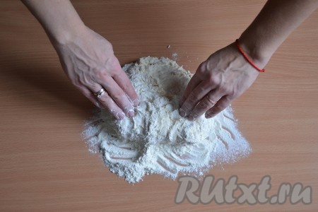 Продолжить вымешивать тесто на столе. Оно вберет в себя всю муку и перестанет приставать и к рукам, и к рабочей поверхности.
