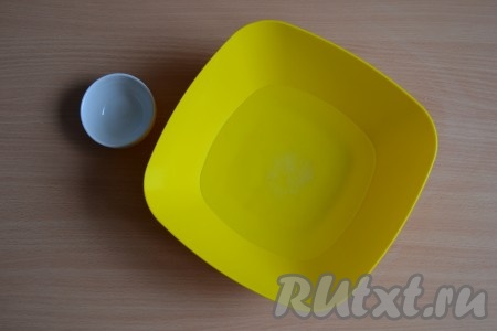 В воду комнатной температуры всыпать соль и размешать до полного растворения. 