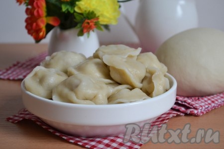 Тесто, приготовленное на воде по этому рецепту, очень податливое. С ним легко и приятно работать. Пельмени при варке не теряют форму, не развариваются и имеют великолепный вкус. Они прекрасно сочетаются с домашней сметаной.
