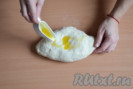 Затем влить к тесту растительное масло.
