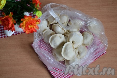 Пельмени можно заготовить впрок и наслаждаться отличным вкусом много дней подряд. Для этого необходимо пельмени выложить на доску в один слой и отправить в морозильную камеру на 15-20 минут. Затем замороженные пельмени переложить в пищевой пакет или контейнер и сохранять в морозилке при температуре 24 градуса на протяжении 9 месяцев.