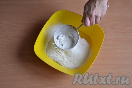 Добавить 1/3 часть просеянной муки. 