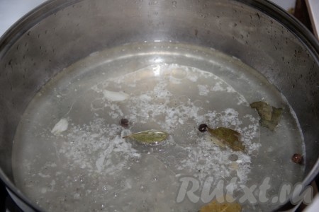 В кастрюльку налить воду, масло, чеснок, пропущенный через чеснокодавилку, уксус, сок лимона, соль, перец. Варить на медленном огне минут 10-15.