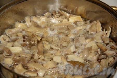 Вешенки крупно порезать. Рассол процедить и проварить в нём грибы 10 минут. 