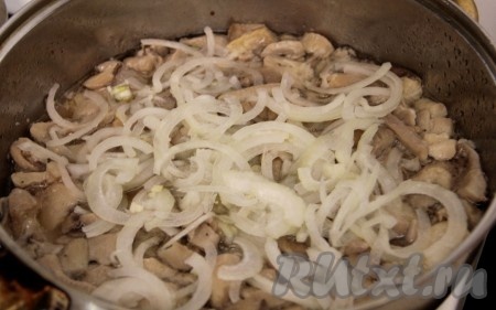 Маринованные вешенки остудить и добавить предварительно порезанный полукольцами лук.  