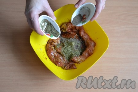 Всыпать молотый черный перец и прованские травы, снова всё перемешать. Накрыть пищевой пленкой и оставить в холоде на 20 минут.
