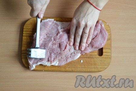 Мякоть свинины лучше использовать без кости и с минимальным количеством сала. Если всё же мясо с косточкой, её необходимо кончиком острого ножа вырезать, а лишнее сало лучше срезать. Хотя кто-то может и любит более жирное мясо. Кусок свинины разрезать по центру, но не до конца, а затем разрезать и раскрыть конвертиком. Мясо должно быть толщиной не более 1 см. Отбить свинину молоточком, получится одна большая отбивная.
