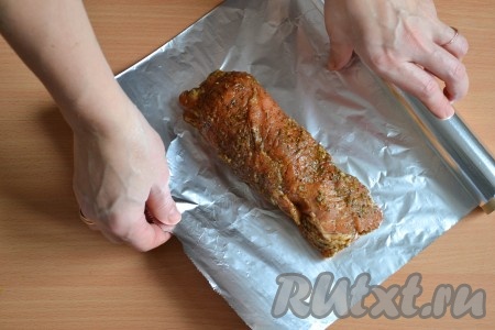 Выложить рулет из свинины на фольгу.
