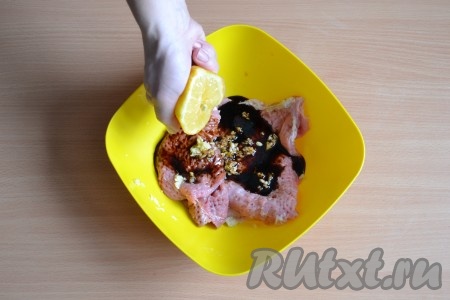 Выжать сок половинки лимона. 