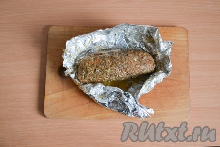 Запекать рулет из свинины в фольге в разогретой духовке 35-40 минут при температуре 200 градусов.
