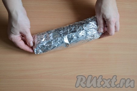Завернуть рулет плотно в два-три слоя фольги.
