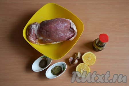 Подготовить необходимые ингредиенты для приготовления рулета из свинины в фольге в духовке.