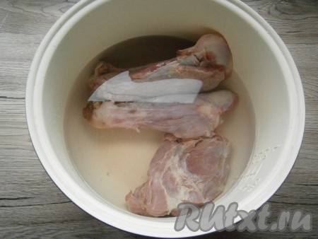 Я расскажу и о том как приготовить козлятину в мультиварке, и о том как приготовить её в кастрюле на плите. Я готовила мясо в мультиварке: поместить куски козлятины в чашу, полностью залить холодной водой. Или же поместить козлятину в кастрюлю, также полностью залить водой.