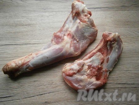 Кусок козлятины разрубить на части, вымыть.
