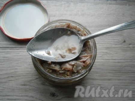 Тушенку из козлятины, приготовленную в домашних условиях, выложить в простерилизованную баночку, утрамбовать так, чтобы часть жира оказалась сверху. Закрутить ошпаренной крышкой.
