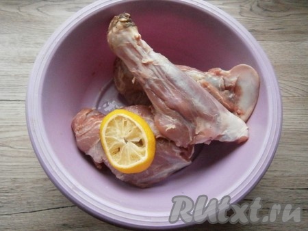 Полить мясо соком, выдавленным из лимона, и оставить на 30 минут.