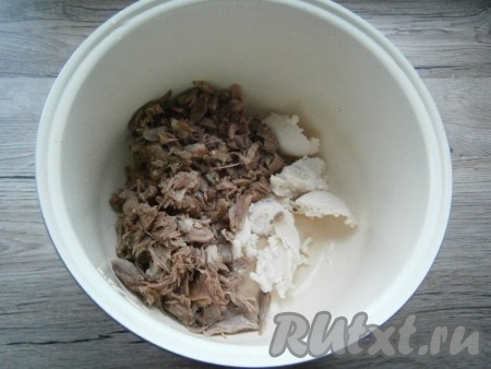 Мясо освободить от костей и мелко нарезать. Чашу мультиварки вымыть, поместить в нее мясо и смалец. Если готовите на плите, мясо со смальцем выкладывайте в толстостенную кастрюлю.
