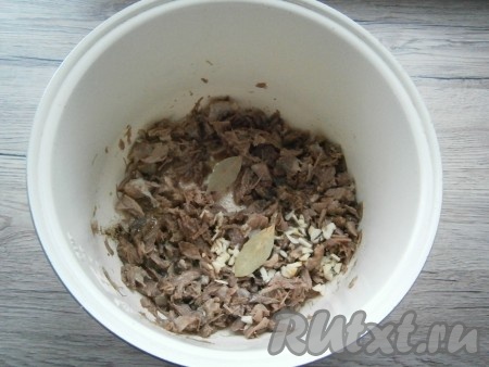 Мясо (в кастрюле или в чаше мультиварки) посолить, хорошо поперчить, добавить измельченный очищенный чеснок и 2 лавровых листика. Чашу мультиварки закрыть, выставить снова программу "Холодец" на 15 минут, готовить до сигнала, часто перемешивая домашнюю тушенку из козлятины. Если готовите в кастрюле, тоже, часто перемешивая, готовьте тушенку на минимальном огне под прикрытой крышкой 15 минут.
