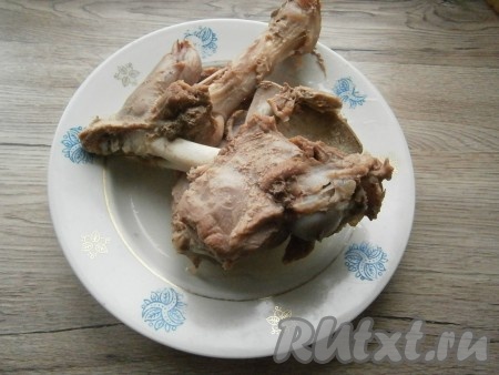 Выставить программу мультиварки "Холодец" на 2,5 часа, крышку закрыть. Когда вода в чаше закипит, добавить целую очищенную луковицу, пару лавровых листиков, душистый перец и соль по вкусу, варить мясо далее до сигнала. Если варить на плите, то поставить кастрюлю с козлятиной на огонь, довести до кипения, затем уменьшить огонь, добавить целую очищенную луковицу, соль, душистый перец и пару лавровых листьев, варить под прикрытой крышкой 2,5 часа с момента закипания. Готовое мясо извлечь из чаши или кастрюли, остудить. Я бульон далее не использую, но, по желанию, из него можно варить любые супы.
