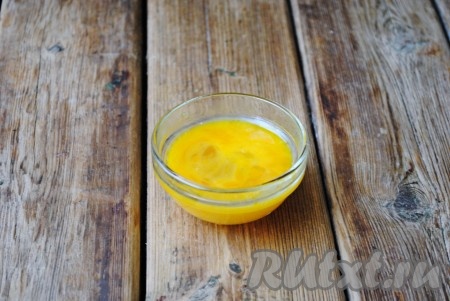 В миску вбить яйцо, всыпать соль и взбить вилкой до однородной массы.