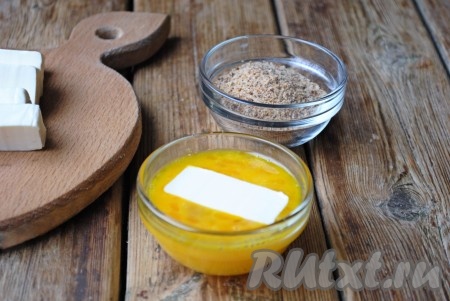 Обмакнуть кусочек плавленного сыра в яйцо.