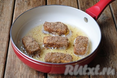 На сковороде разогреть растительное масло, выложить кусочки плавленного сыра в панировке и жарить на среднем огне, примерно, по 1-2 минуте с каждой стороны (до золотистого цвета).