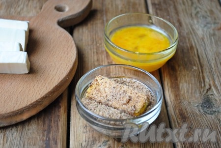 Затем этот кусочек обвалять в панировочных сухарях. Снова поместить в яйцо и ещё раз обвалять в сухарях. Таким образом на сыре получится двойная панировка. Аналогично подготовить оставшиеся кусочки сыра.