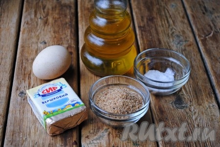 Вот такие продукты нам понадобятся для приготовления жареного плавленного сыра.