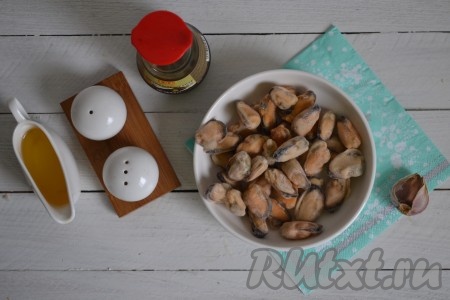 Подготовить необходимые ингредиенты для приготовления мидий, жареных с чесноком и соевым соусом. 