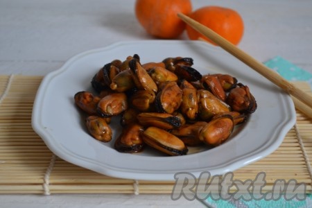 Нежные, сочные и очень вкусные мидии, жареные с чесноком и соевым соусом, выложить на блюдо и подать на стол.
