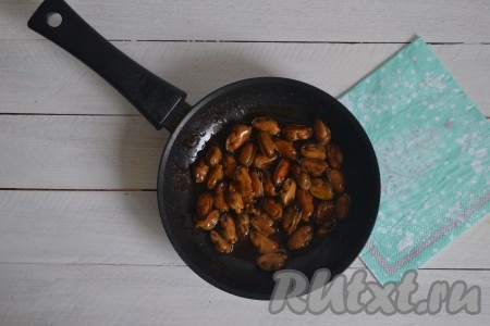 Помешивая лопаткой, обжарить 2-3 минуты. 