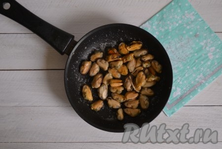 Продолжить обжаривать, иногда помешивая, до полного испарения жидкости (на это понадобится до 7 минут).
