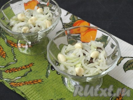 Филе курицы нарезать кубиками (вместо куриного филе можно также использовать филе индейки) и выложить на дно креманок. Сверху выложить маринованный лук и смазать майонезом.
