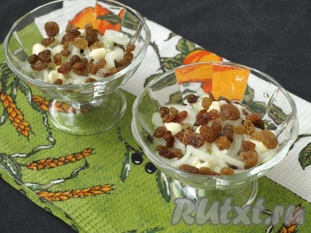 Далее выложить промытый и обсушенный изюм (немного изюма оставить для украшения).
