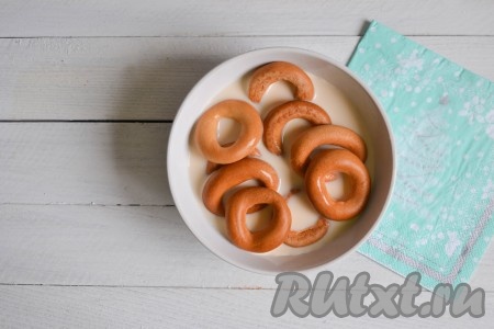 Баранки выложить в миску и залить молоком (теплым или холодным значения не имеет) на 10 минут.